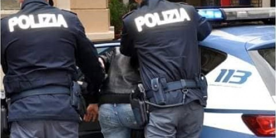 Palermo, aiuta un'anziana che è caduta per strada, l'accompagna a casa e poi la rapina: arrestato