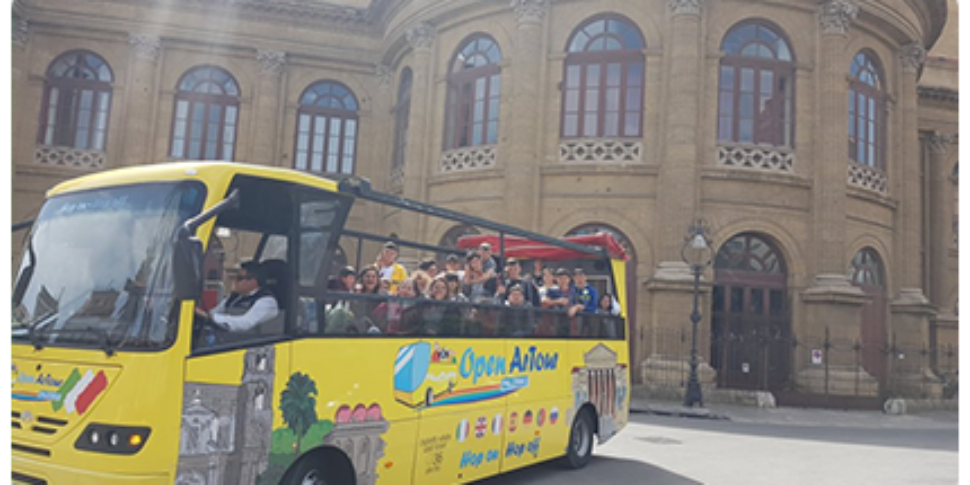 Palermo, l'azienda di bus che effettua servizi per turisti cerca personale: due giorni di open day