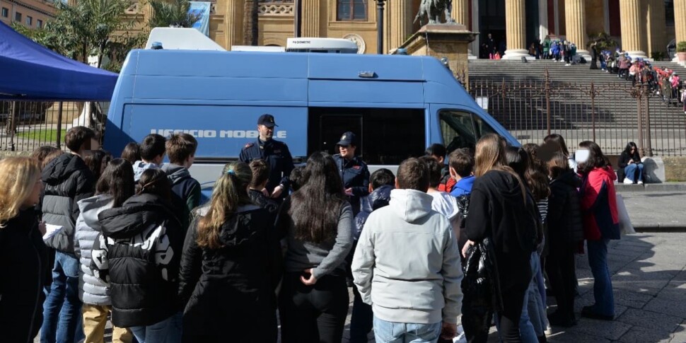 Palermo, il camper della polizia per la campagna «Questo non è amore…»