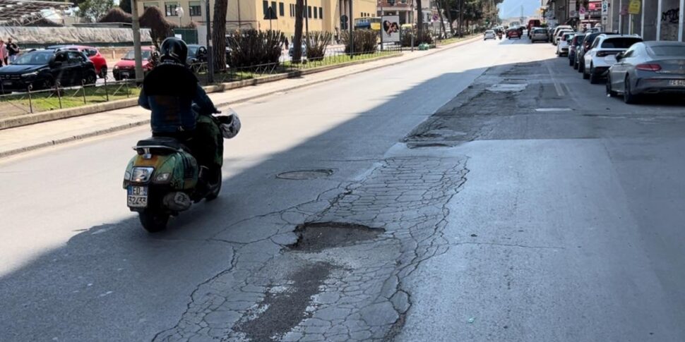 La giungla delle buche a Palermo, tra danni e incidenti: «Così ogni metro è un rischio»