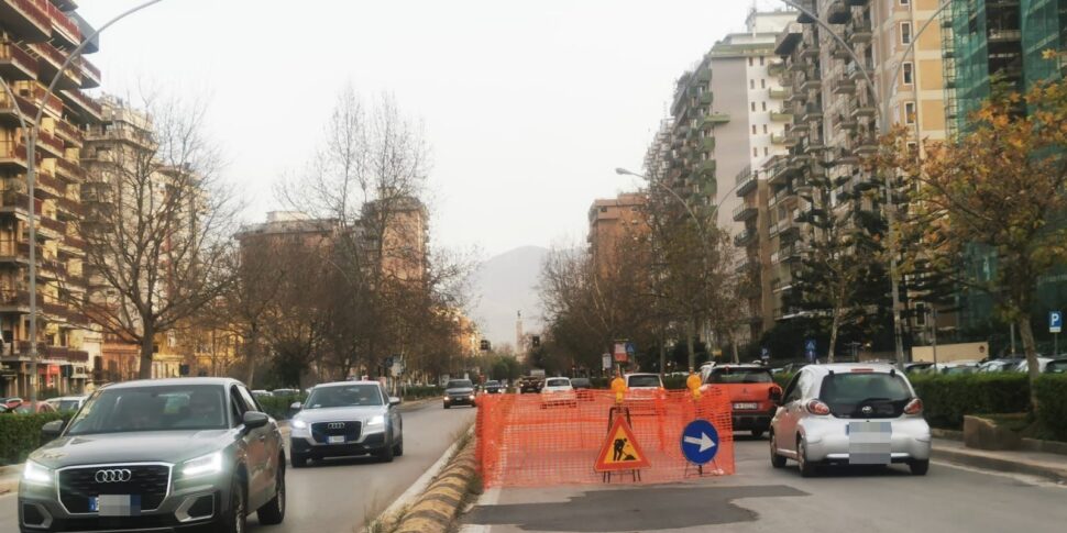 Palermo, cede il manto stradale in viale Croce Rossa: rischio caos