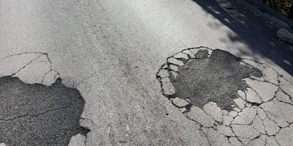 Palermo, ponte Bailey rattoppato e riaperto dai... cittadini: «Ma buche e disagi restano»