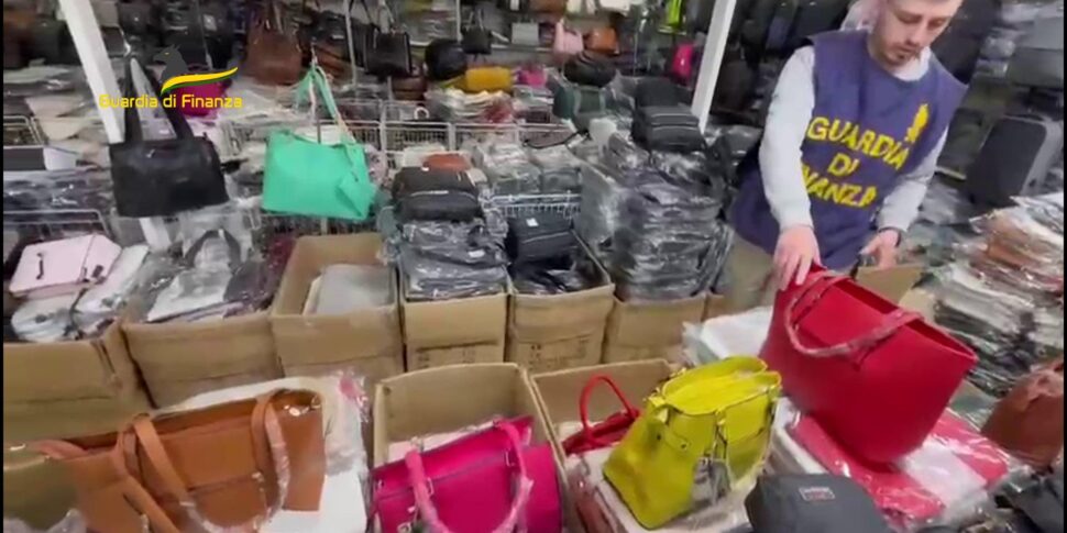 Palermo, lotta alla contraffazione: sequestrati oltre 4.000 capi d'abbigliamento e accessori falsificati