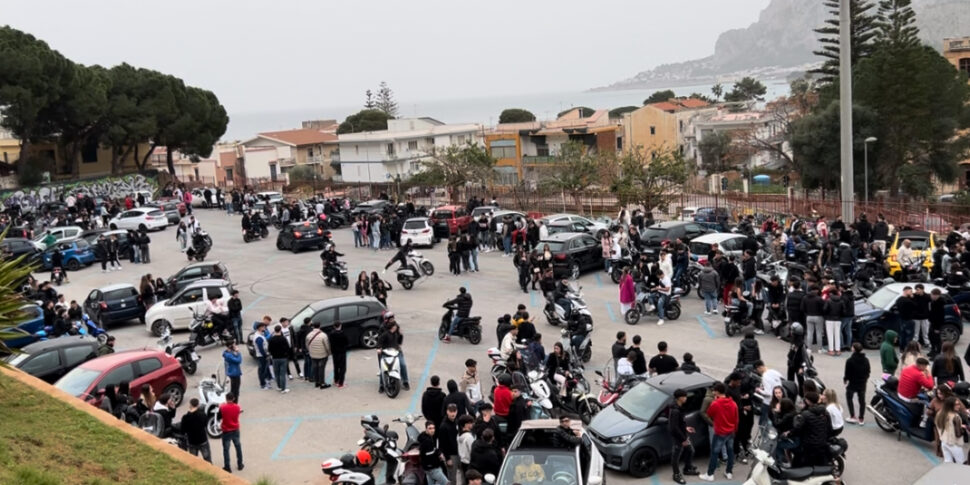 Palermo, via Pindaro tra gare di moto notturne con musica e fuochi d'artificio: «Non si vive più, siamo anche minacciati»