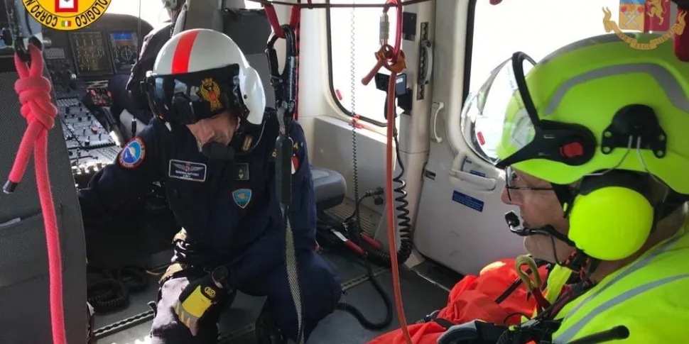 Cade con il parapendio nel Catanese, soccorsi in corso