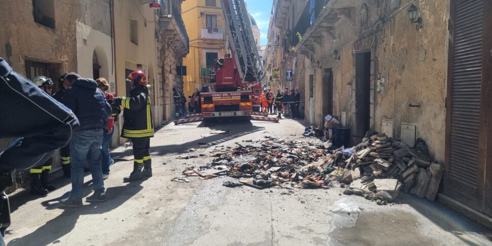 Notte di paura nel centro storico di Trapani: palazzina a fuoco, crolla il soffitto