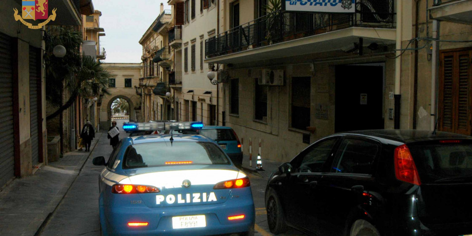 «Carezze e baci alle studentesse durante le lezioni», sospeso prof di una scuola superiore a Sant'Agata di Militello