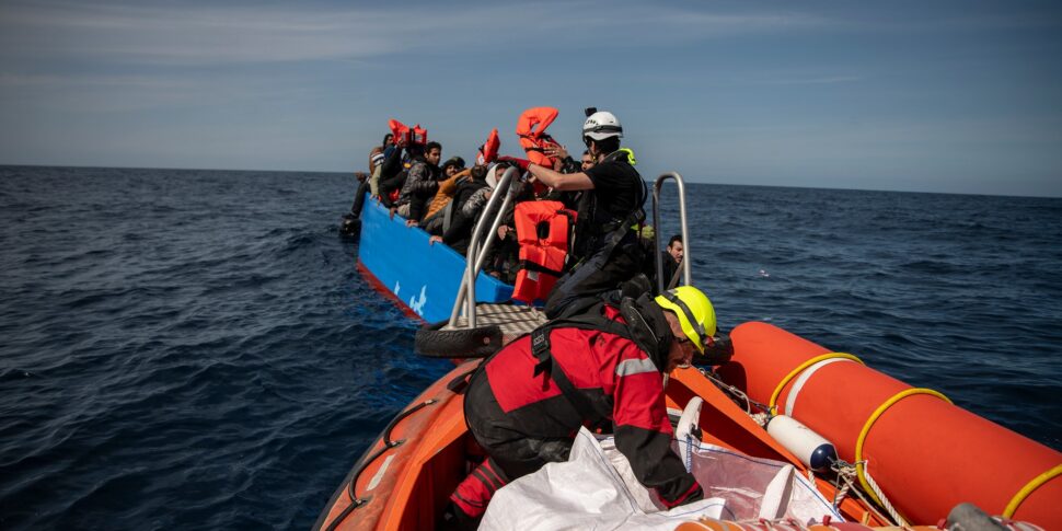 La nave con un migrante di 17 anni morto inviata a Ravenna, protesta Sea Watch: «Disumano»