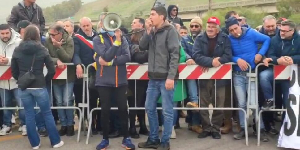 Monta la protesta degli agricoltori, chiuso lo svincoplo del Dittaino: gli automobilisti spengono i motori per solidarietà