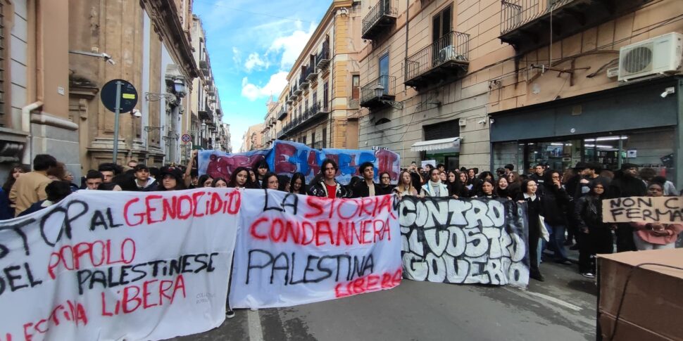 Migliaia di giovani in corteo a Palermo: «Giù le mani dagli studenti»