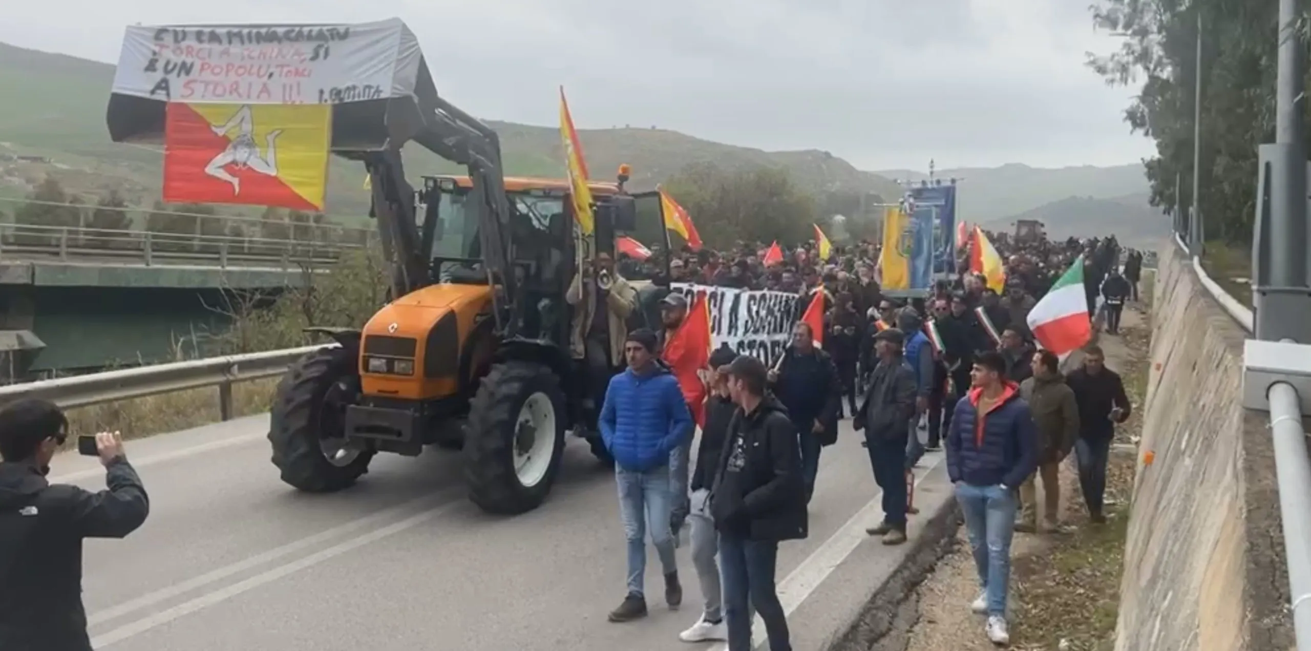 Protesta tractors: 300 bloquean salida A19 en Nisseno