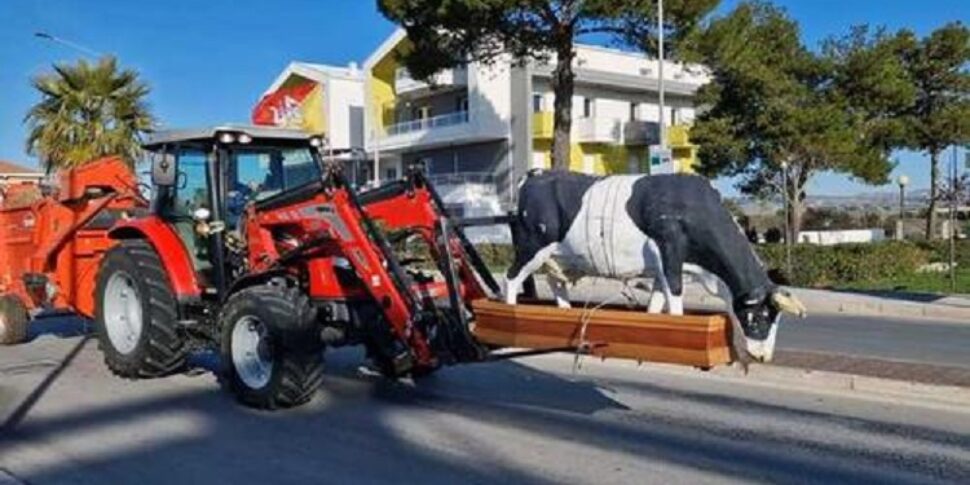 La protesta dei trattori sbarca a Ragusa, agricoltori in corteo con una bara e una mucca di plastica