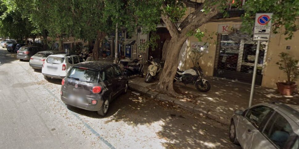 Palermo, rapina con l'accetta alla tabaccheria di piazza San Francesco di Paola: caccia a due giovani