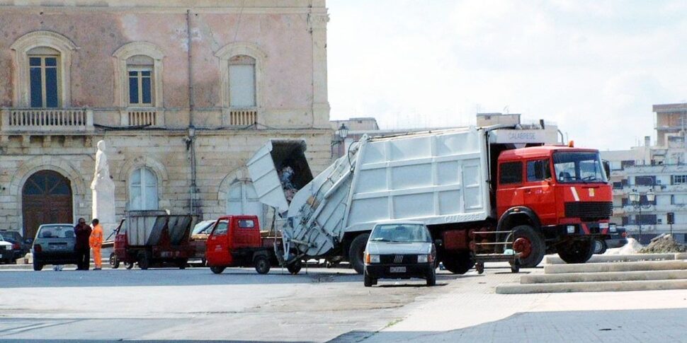 Regione Siciliana e rifiuti all'estero: mancano i soldi per i Comuni, è braccio di ferro