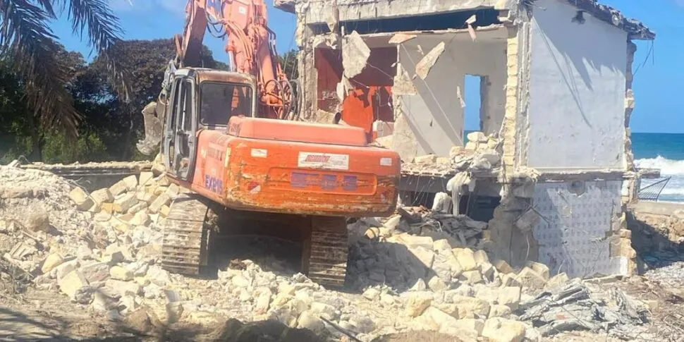 Ripartono le ruspe sul lungomare di Carini, il sindaco: «La battaglia contro l'abusivismo non si ferma»