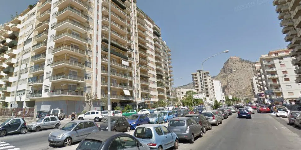 Paura a Palermo, donna tenta di lanciarsi nel vuoto: salvata dai poliziotti