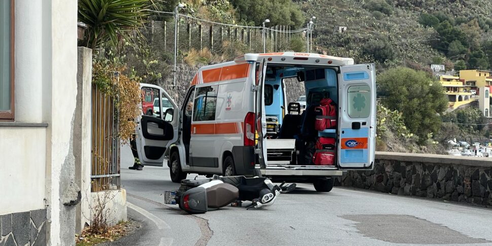 Lipari, si schianta con lo scooter contro un palo: una donna gli pratica un massaggio cardiaco e lo salva