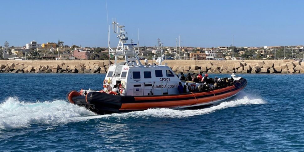 Il mare in tempesta non ferma lo sbarco di 55 migranti a Lampedusa