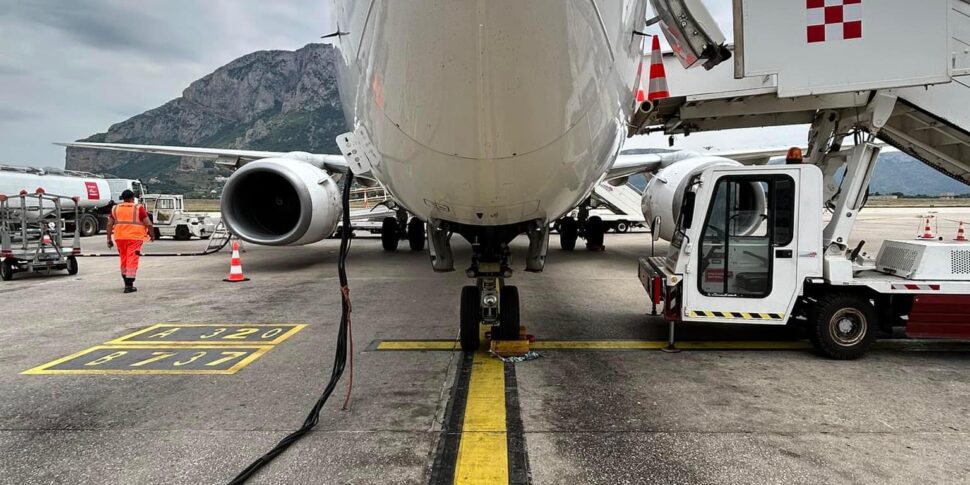 Lo scirocco crea disagi nel traffico aereo, difficile atterrare a Palermo: voli dirottati a Catania e Cagliari