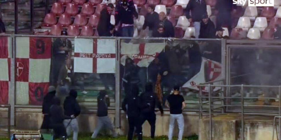 Sei tifosi del Catania arrestati dopo gli scontri all'Euganeo, un agente in terapia intensiva