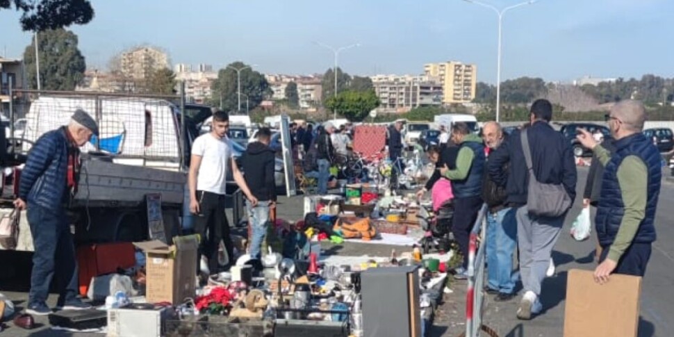 Catania, sgomberate le bancarelle abusive dal mercatino delle pulci di San Giuseppe La Rena