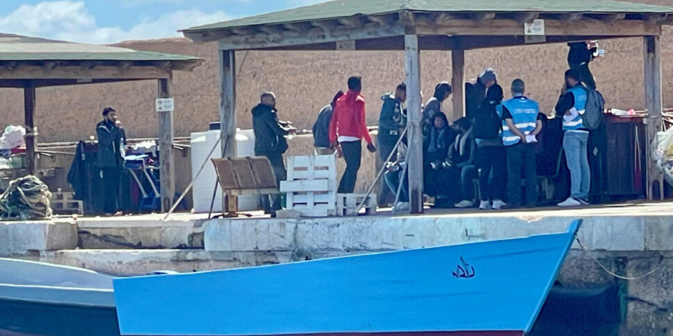 Lampedusa, finiscono in mare cinquanta migranti: vengono soccorsi, ma un quindicenne della Guinea è disperso
