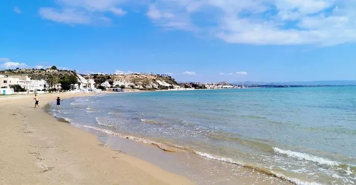 Spiaggia "sospesa" in Sicilia: unisce due meraviglie