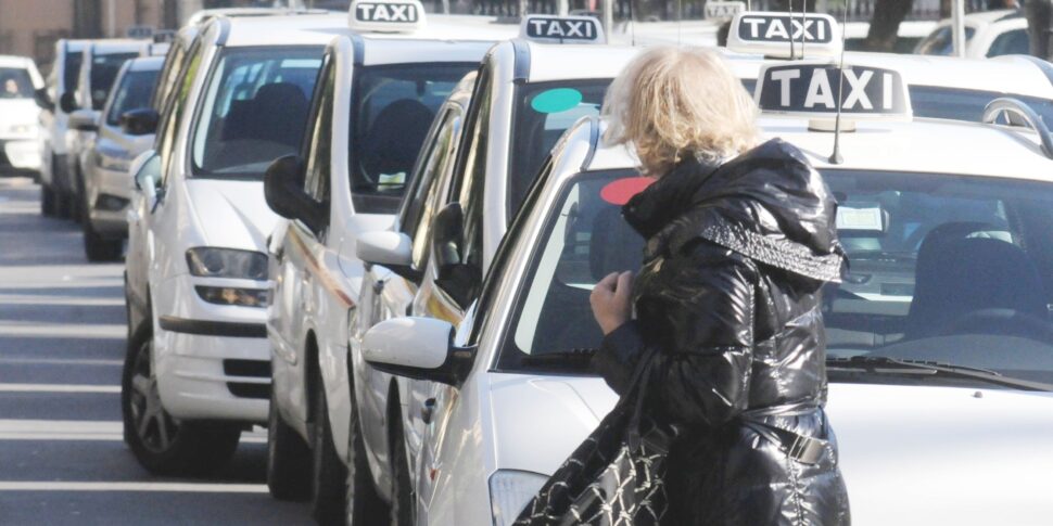 I taxi sono troppo pochi: l’Antitrust tira le orecchie ai Comuni, fra i quali Palermo