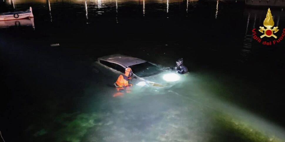 Tragedia sfiorata a Isola delle Femmine: parcheggia sulla banchina e finisce con la sua auto in acqua