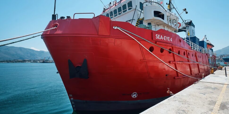 Due migranti morti e 4 gravi, i superstiti della nuova tragedia del mare portati a Lampedusa