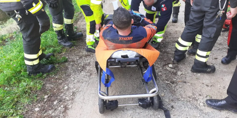 Trapani, scivola con la moto lungo la scarpata e si ferisce: salvato un ragazzo