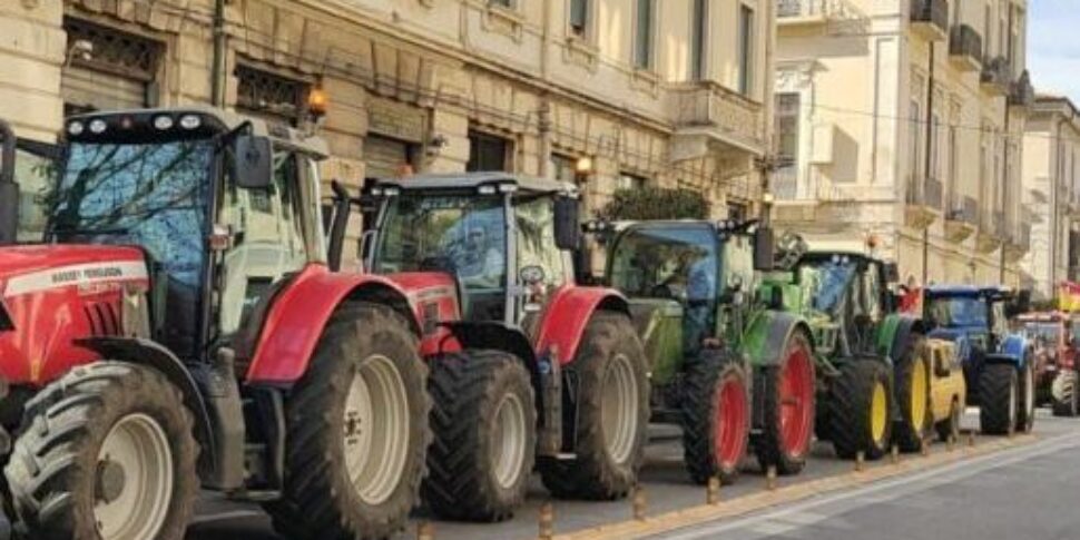 La protesta degli agricoltori arriva a Siracusa: oltre sessanta trattori paralizzano la città