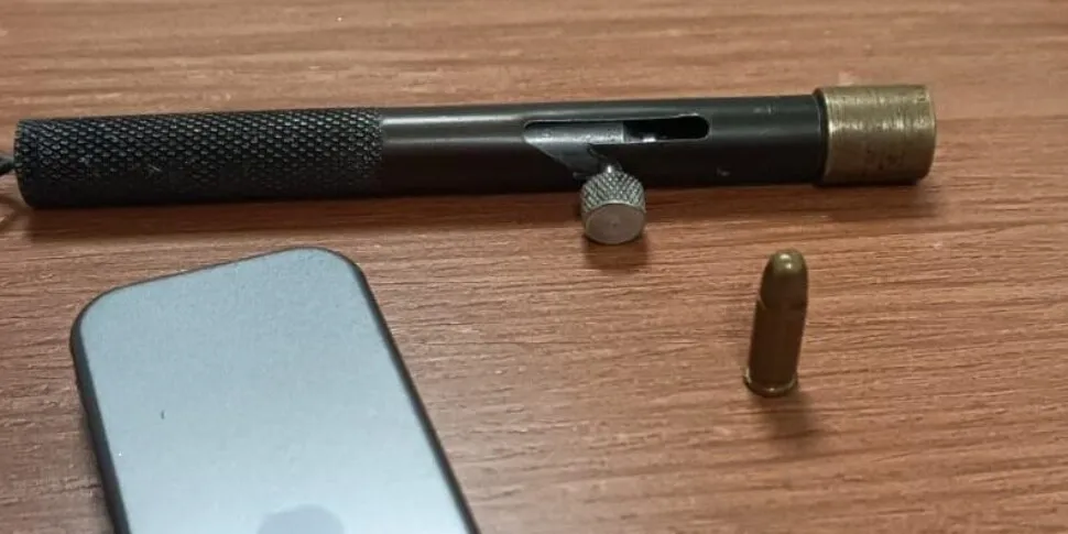 Una penna trasformata in un'arma da fuoco, un arresto a Lentini