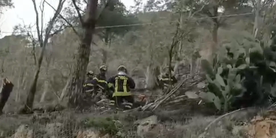 Voli dirottati e tifosi del Palermo a terra, la Sicilia spazzata dal vento: spento il rogo di Castellammare
