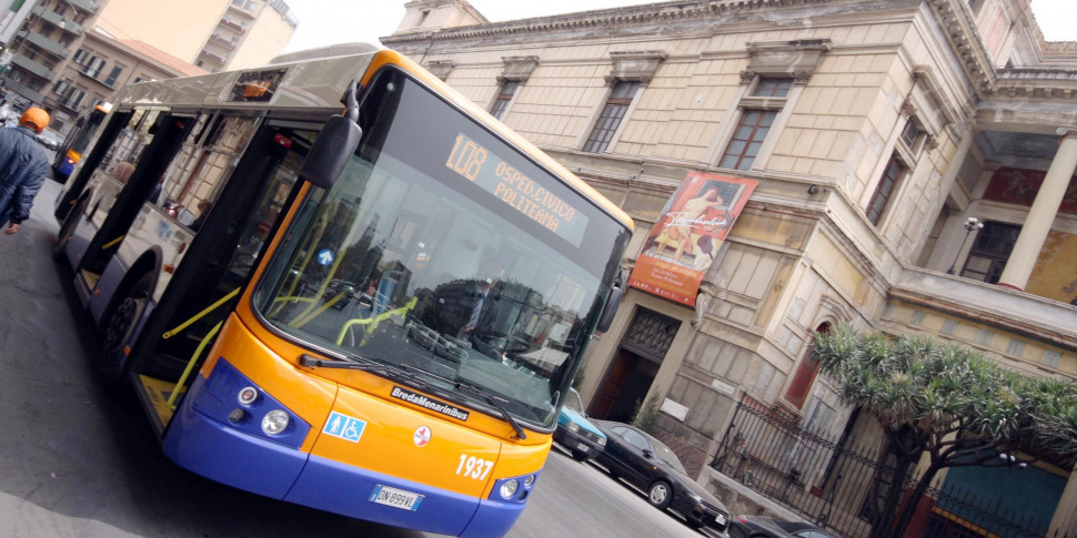 Palermo, notte da incubo per l'autista di un bus: preso a pugni da un gruppo di ragazzini