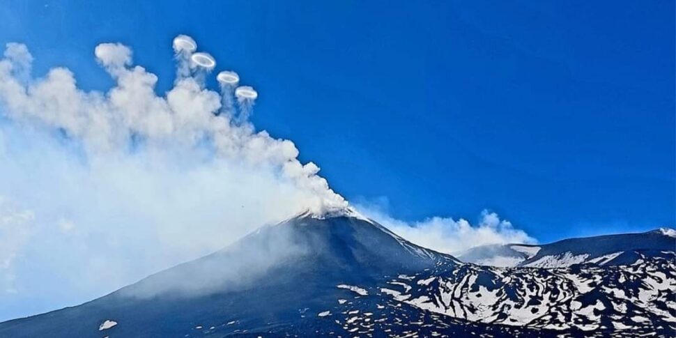 Anelli di fumo dall'Etna, il vulcanologo dell'Ingv: «Un fenomeno straordinario»