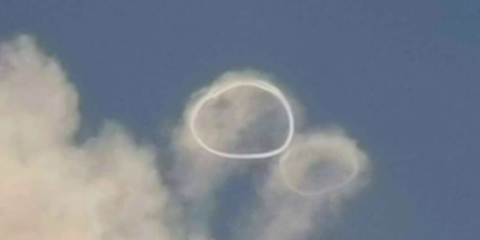 Cosa sono i volcanic vortex rings, gli anelli di vapore che stanno incorniciando l'Etna