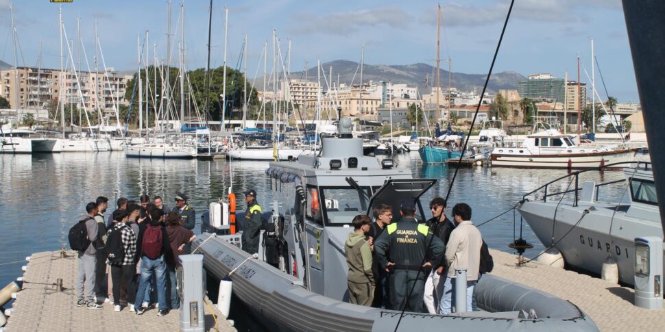 Giornata del mare, a Palermo la guardia di finanza apre le porte del reparto aeronavale agli studenti