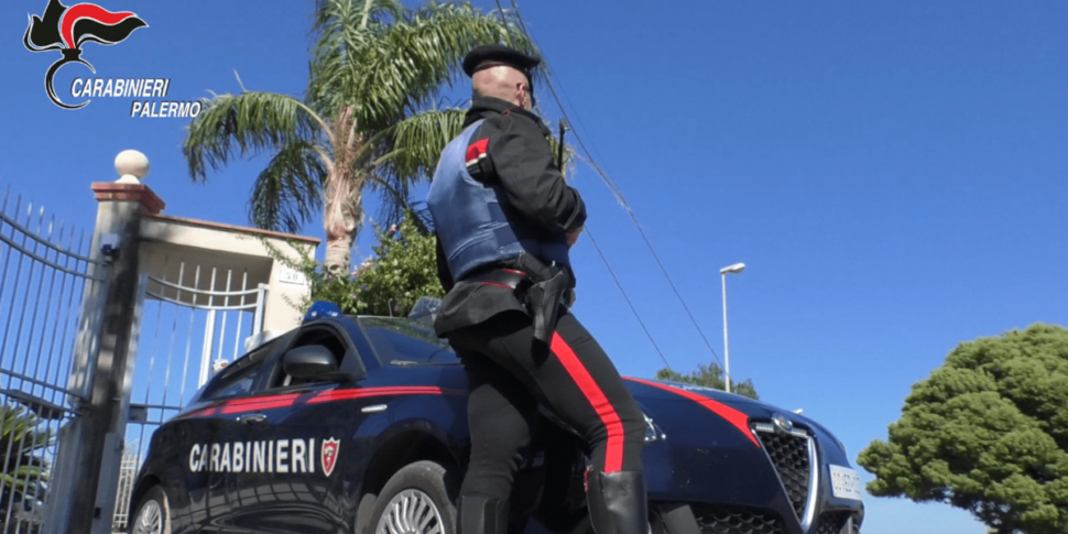 In due armati di pistola assaltano un negozio a Palermo