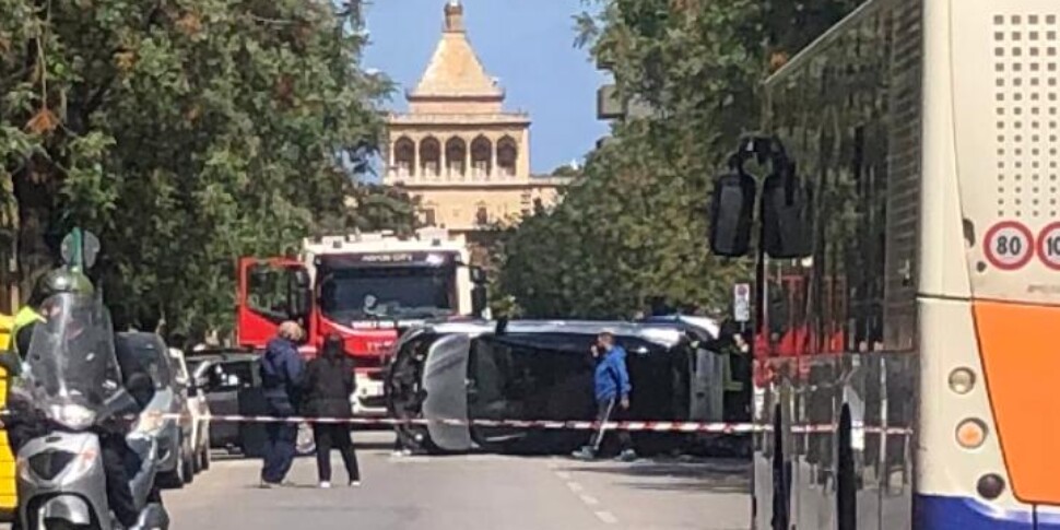 Caos e paura in corso Calatafimi: un'auto si ribalta su un fianco, strada chiusa e traffico bloccato