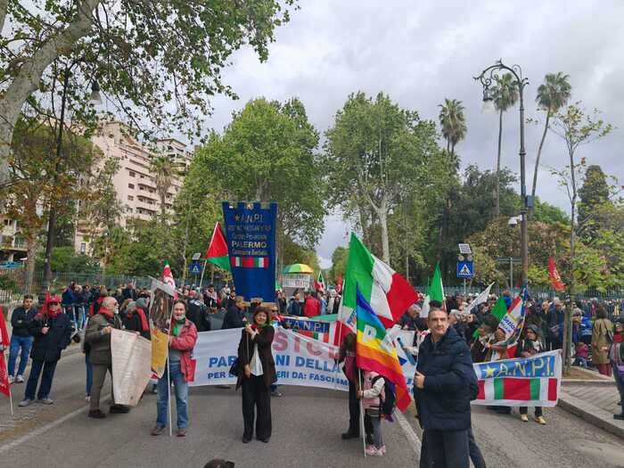 Ragazzi in corteo a Palermo, cantano 'Bella ciao'