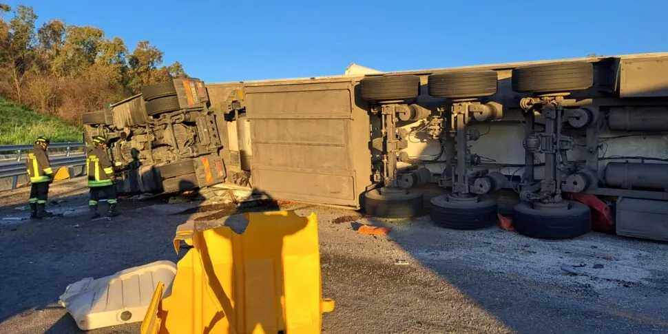 Camion ribaltato sulla A19, riaperta al traffico l'autostrada all'altezza dello svincolo di Enna