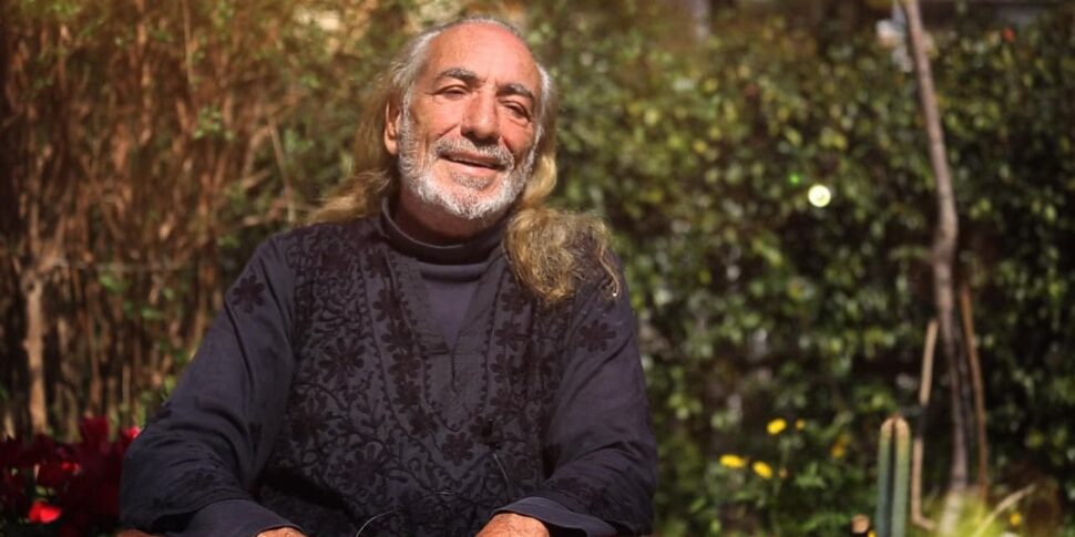 Addio a Carlo Silvestro, il fotoreporter che fondò la comunità hippy a Terrasini: fu la prima in Italia