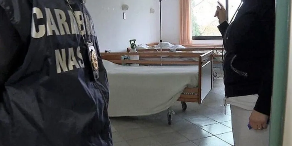 Trapani, troppi anziani alloggiati, uno in una brandina: chiusa una casa di riposo