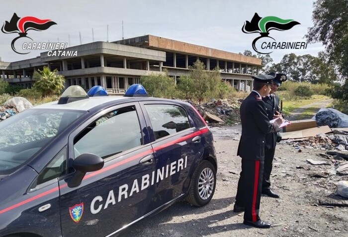 Buttano rifiuti e gli danno fuoco, tre denunce a Catania