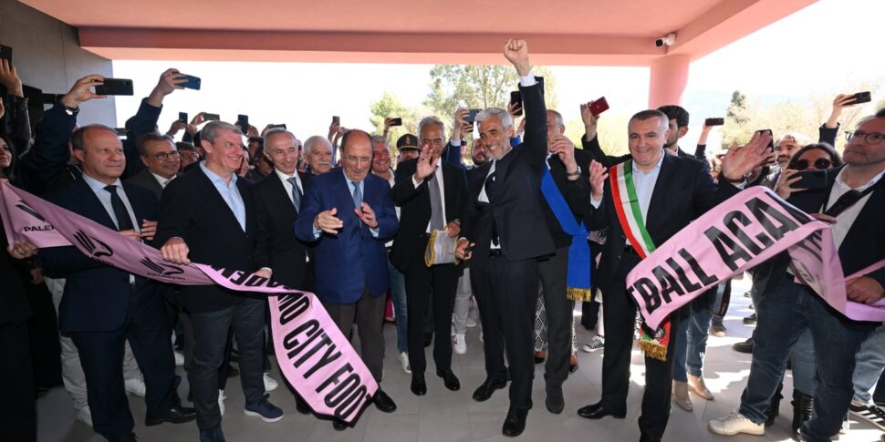 Il mondo della politica entusiasta del centro sportivo del Palermo: «Ora bisogna pensare allo stadio», dice il sindaco Lagalla