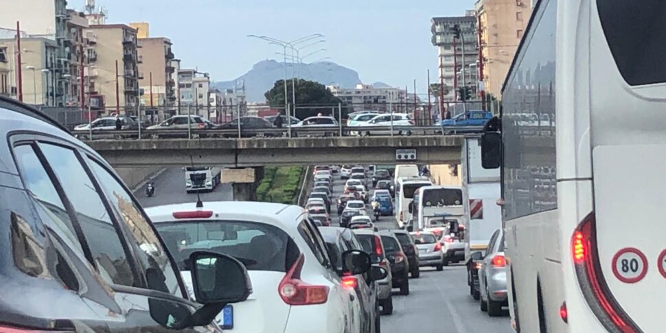 Palermo, incidente tra due camion in viale Regione Siciliana: lunghe code, traffico bloccato