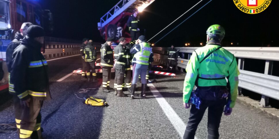 Un uomo trovato morto sotto il cavalcavia dell'autostrada Messina-Catania