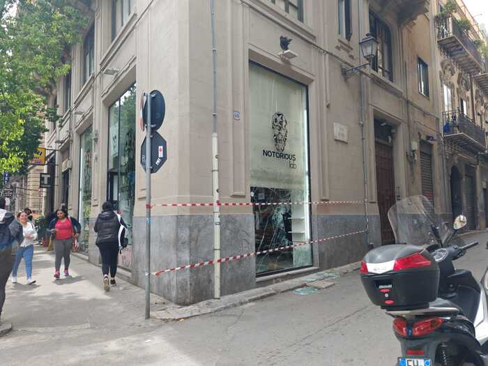 Furto con spaccata a Palermo, rubata merce e registratore cassa