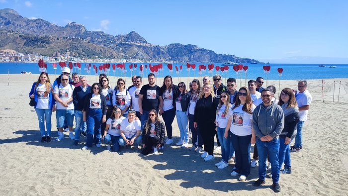 In spiaggia a Taormina 70 cuoricini contro chiusura del Ccpm